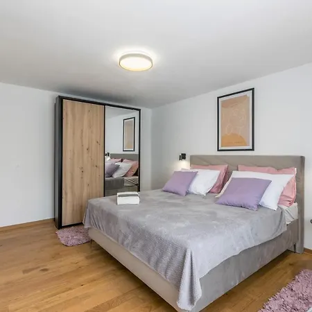 Cozy Place & Anamarija Apartment